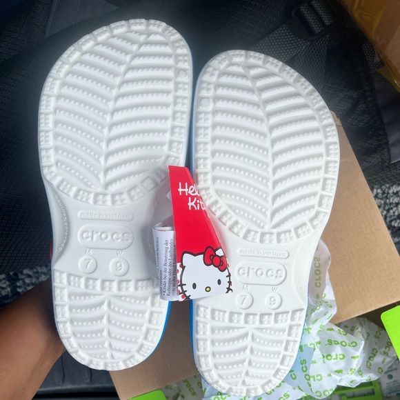Hello Kitty Crocs - Picture 2 of 3